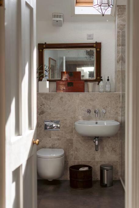 Sarah'S - A Townhouse Apartment In Georgian Holt Holt  Extérieur photo
