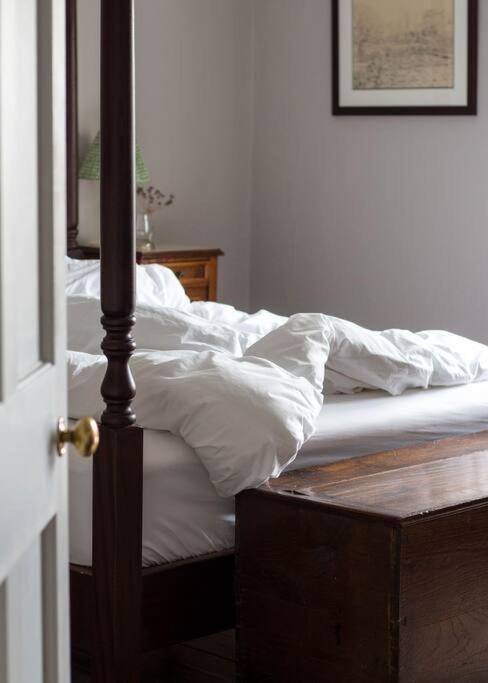 Sarah'S - A Townhouse Apartment In Georgian Holt Holt  Extérieur photo