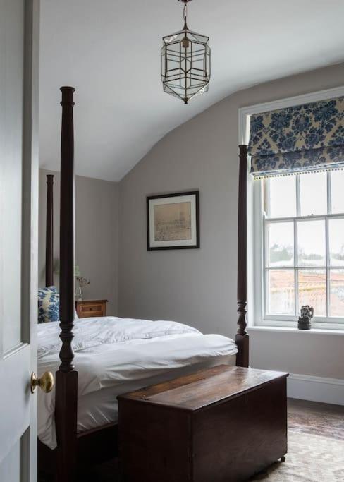 Sarah'S - A Townhouse Apartment In Georgian Holt Holt  Extérieur photo