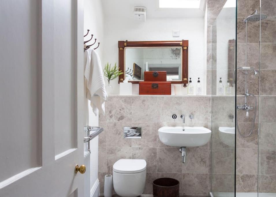 Sarah'S - A Townhouse Apartment In Georgian Holt Holt  Extérieur photo