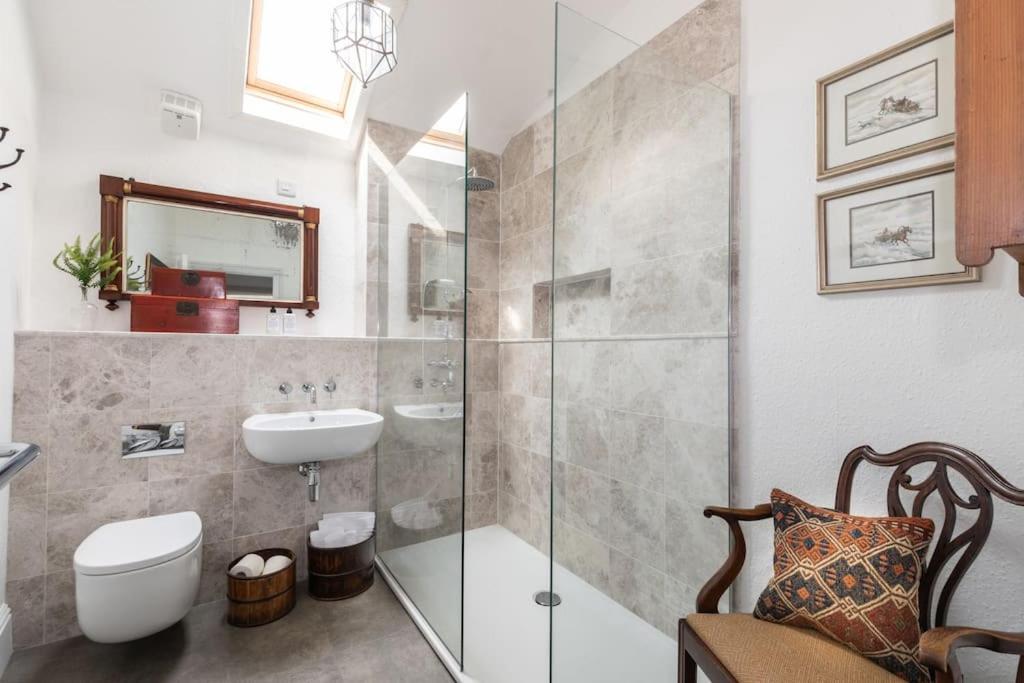 Sarah'S - A Townhouse Apartment In Georgian Holt Holt  Extérieur photo