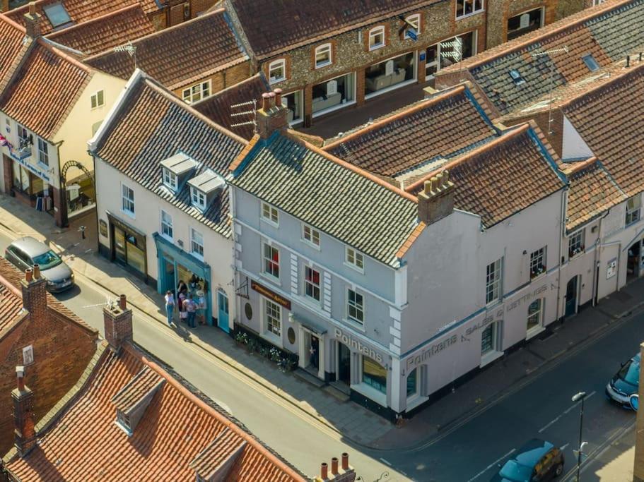 Sarah'S - A Townhouse Apartment In Georgian Holt Holt  Extérieur photo