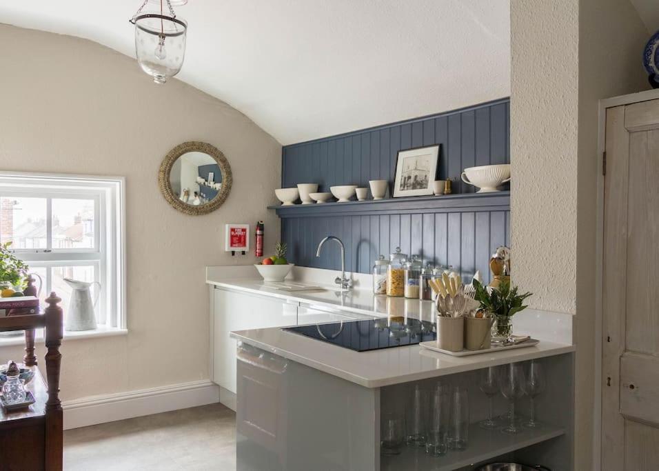 Sarah'S - A Townhouse Apartment In Georgian Holt Holt  Extérieur photo